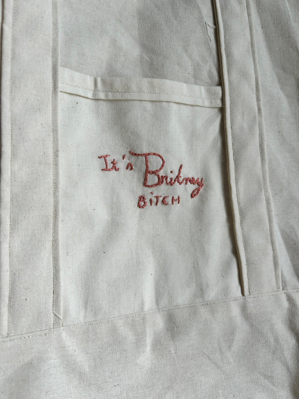 Tote bag avec texte brodé