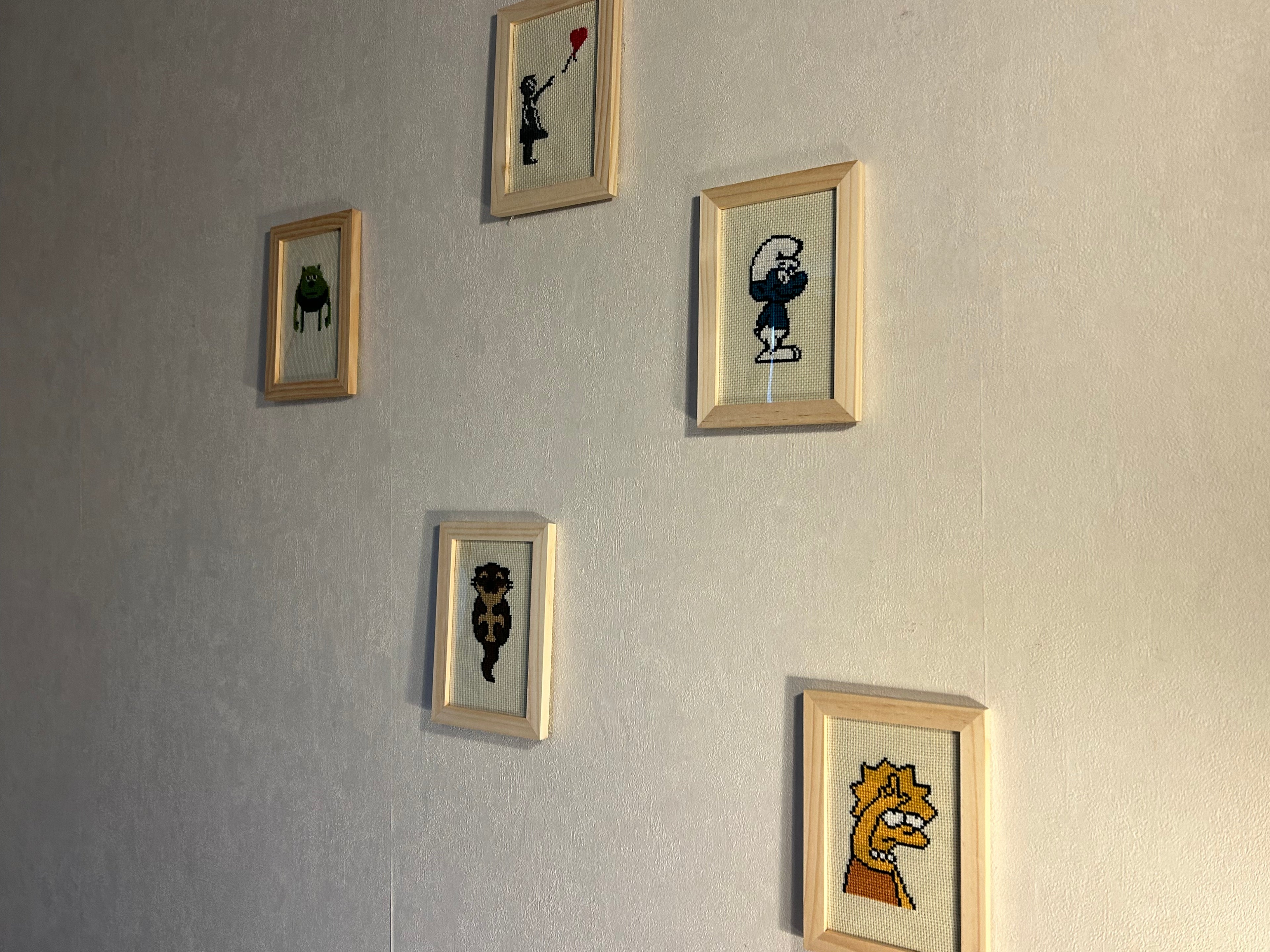 Cadre en bois brodé au point de croix