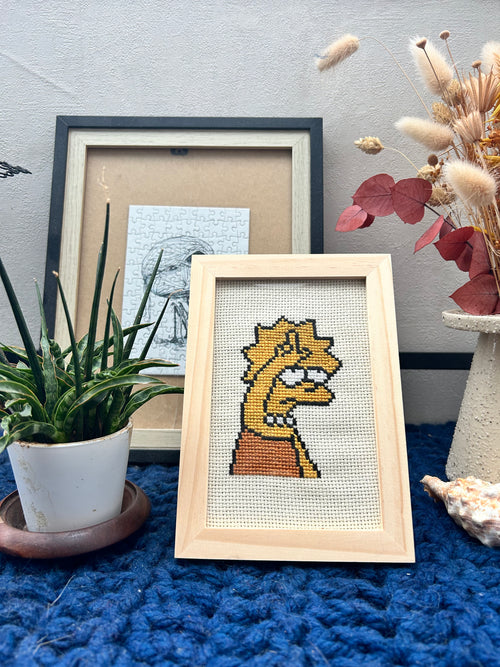 Cadre en bois brodé au point de croix